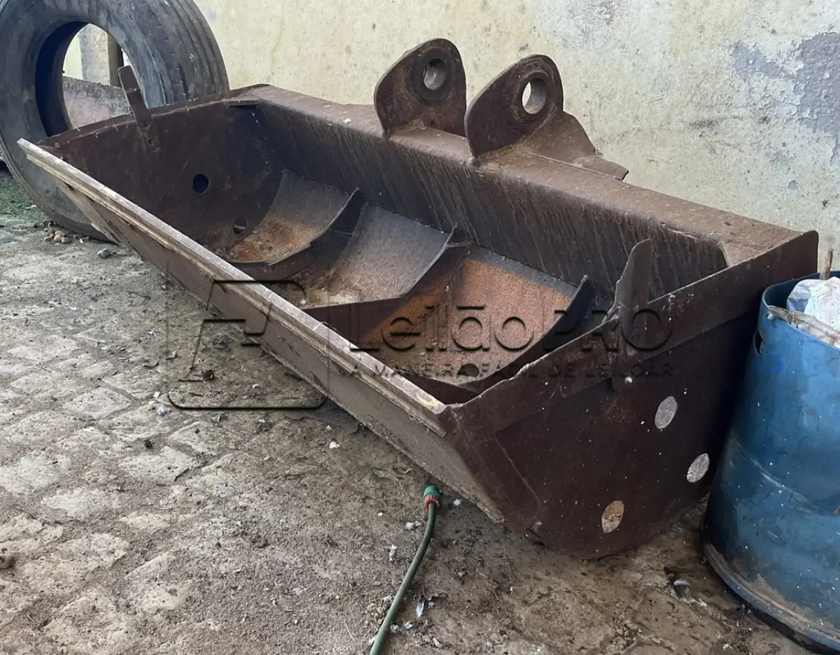 Uma Concha de Escavação de Limpeza de Escavadeira
