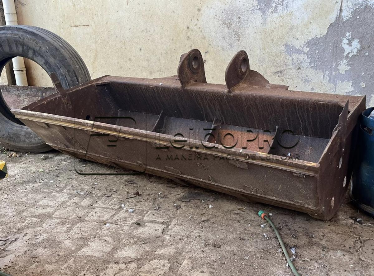 Uma Concha de Escavação de Limpeza de Escavadeira