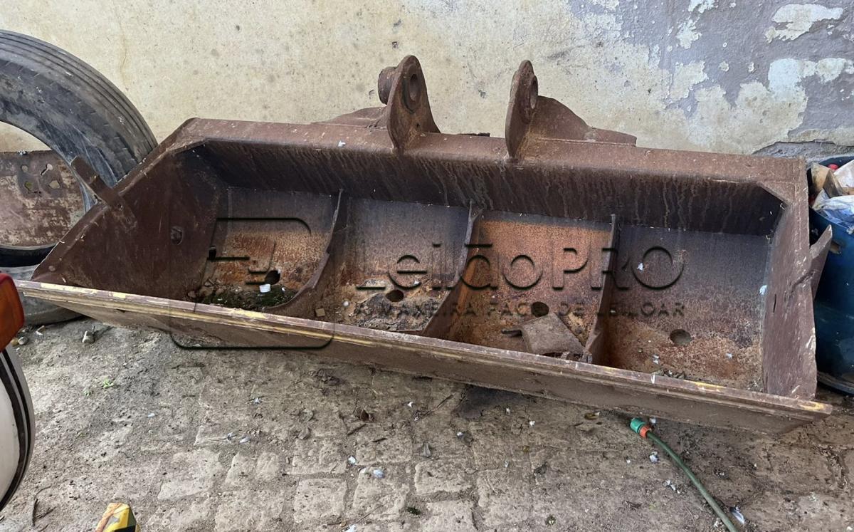Uma Concha de Escavação de Limpeza de Escavadeira
