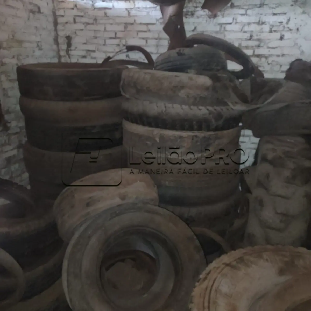 LOTE 013 - Lote de sucata de pneus, diversas marcas, modelos e bitolas e restos de ferro.