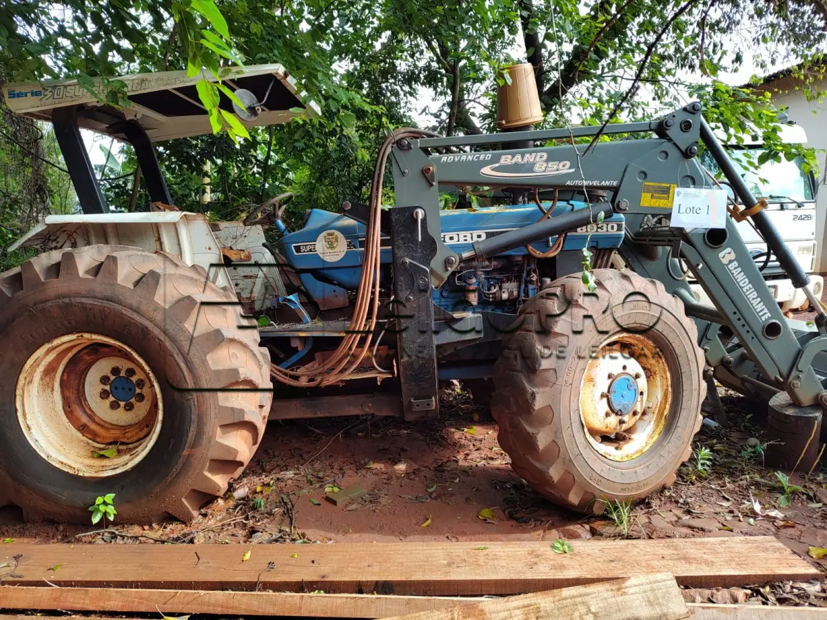 LOTE 010 - Trator Ford 8030 mais Concha Frontal. Ano 1998