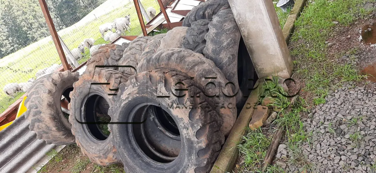 LOTE 007 - Pneus diversos sucatas, aro 13,14,16,17, 22,5. Contém pneus de retroescavadeira diversos.