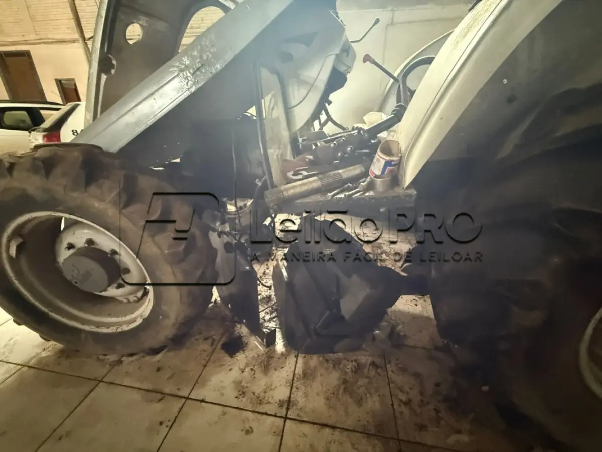 LOTE 002 - TRATOR AGRICOLA (em estado de sucata, com documento e emplacamento), MARCA AGRALE, MODELO 5085.4, COR PRATA, ANO DE FABRICAÇÃO/MODELO 2008,