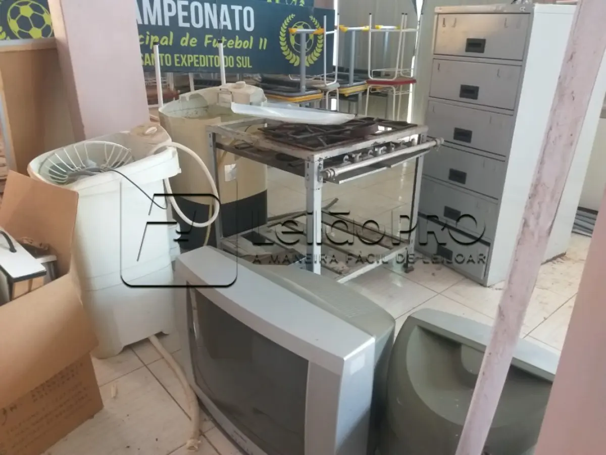 LOTE 015 - Lote de sucatas diversas.