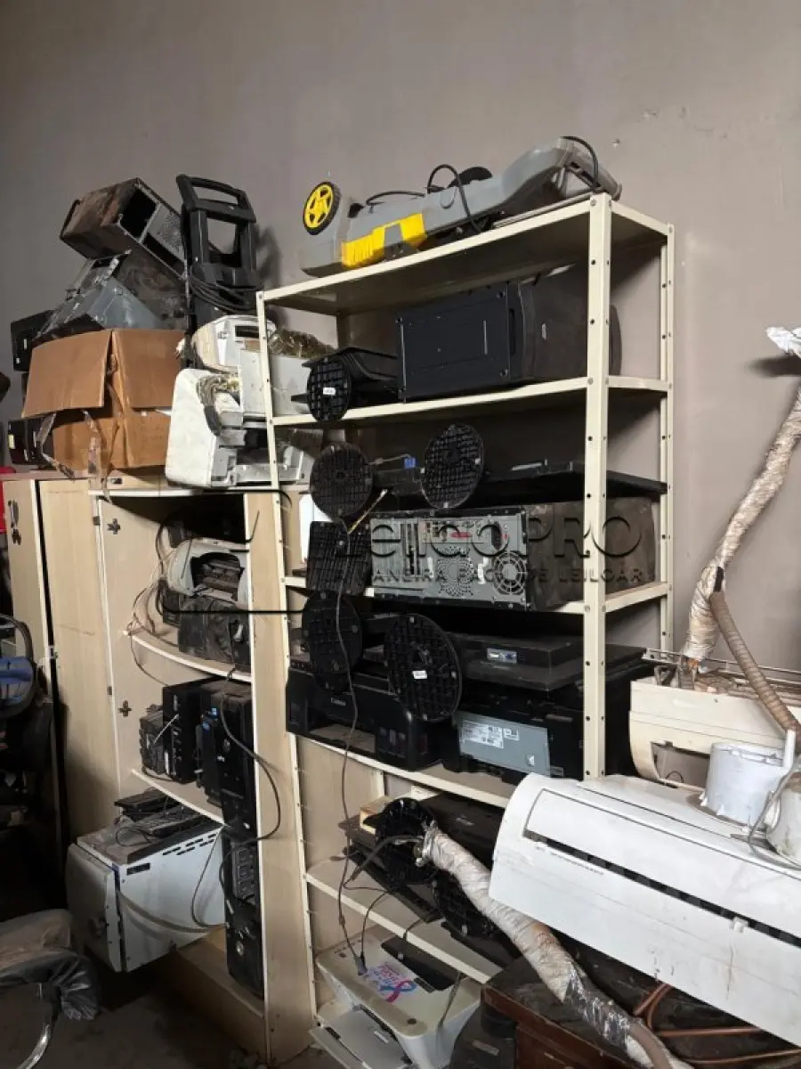 LOTE 014 - Lote de inservíveis: de informática/escritório/saúde/escola, moveis e utensílios em geral.