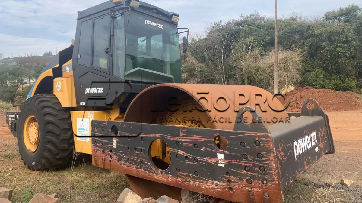 LOTE 007 - Rolo Compactador Powerzz - Modelo 818A - Ano: 03/2017 - Combustível: Diesel