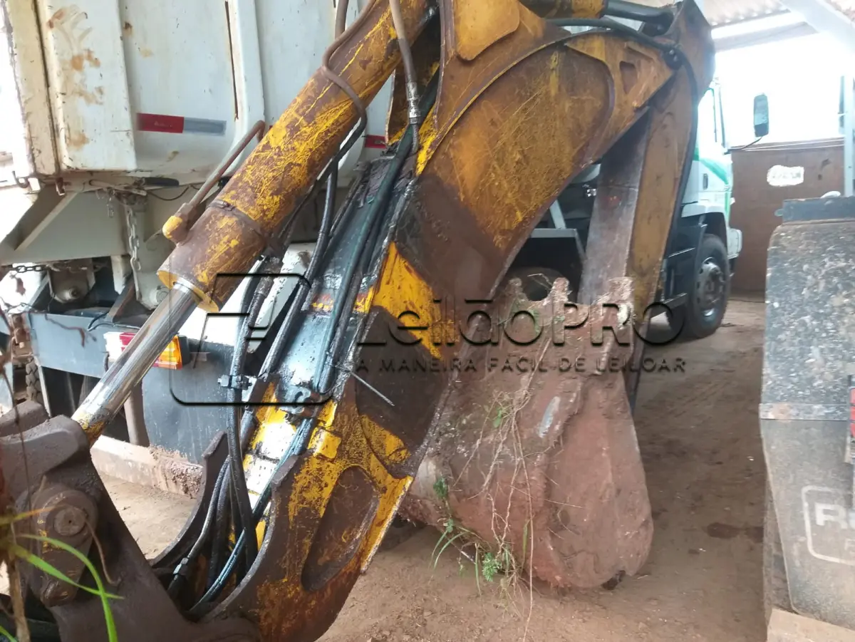 LOTE 008 - Retroescavadeira Randon - Modelo RK 406B - 4X2 - Ano/Modelo: 2010/2010 - 82 HP - Combustível: Diesel