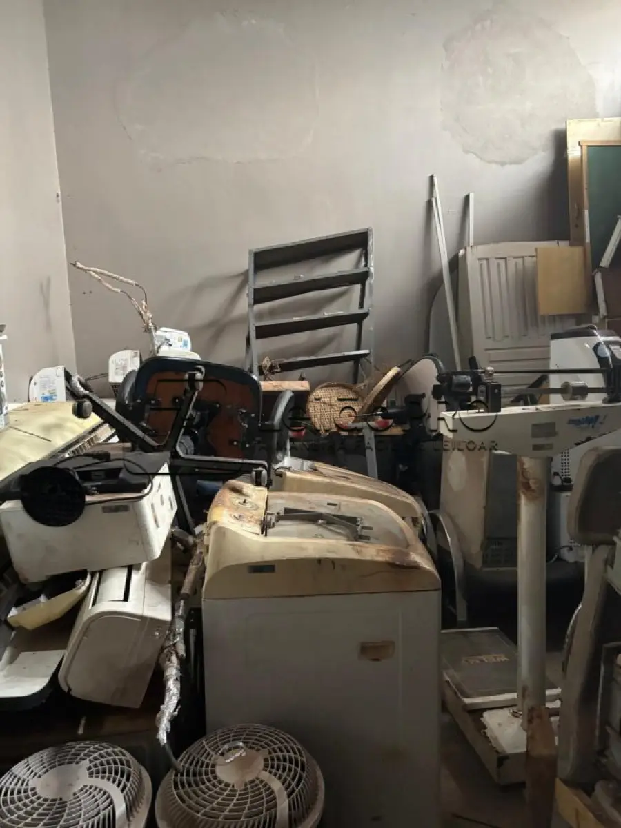 LOTE 014 - Lote de inservíveis: de informática/escritório/saúde/escola, moveis e utensílios em geral.