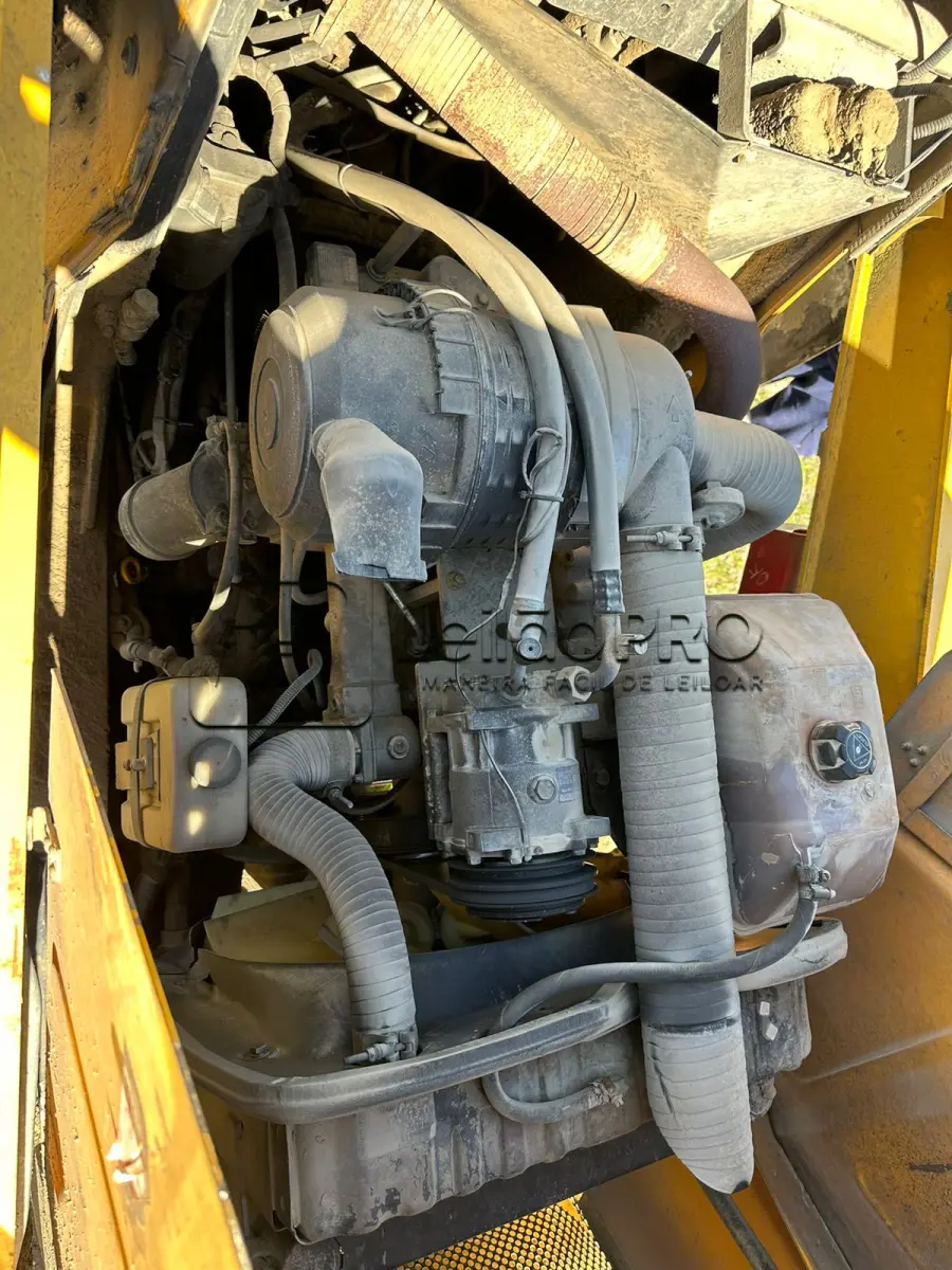 LOTE 004 - Retroescavadeira Randon cabine fechada - Motor 4.10 - 84 CV - 4X4 -  2012