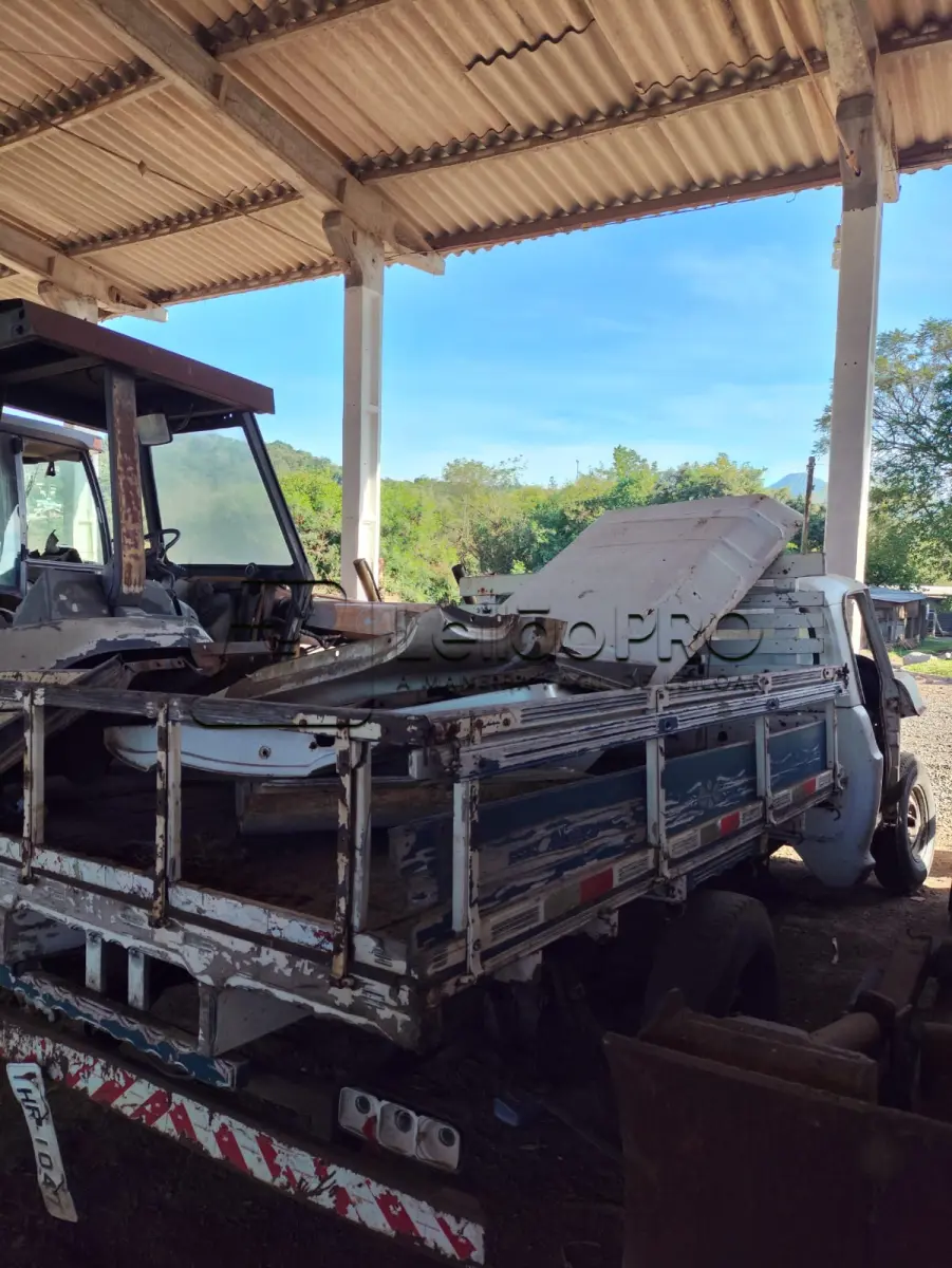 LOTE 008 - Caminhonete Chevrolet D10, cor branca, ano/modelo 1981/1981.