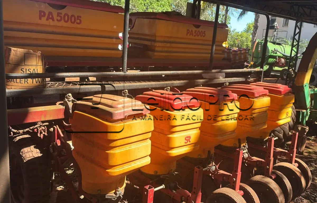 LOTE 015 - Plantadeira adubadeira de arrasto, para plantio direto, cinco linhas, para soja e milho