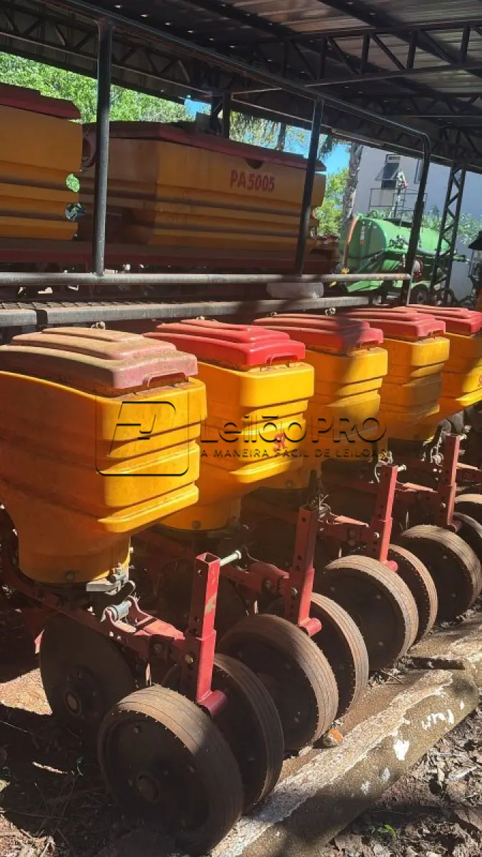 LOTE 015 - Plantadeira adubadeira de arrasto, para plantio direto, cinco linhas, para soja e milho