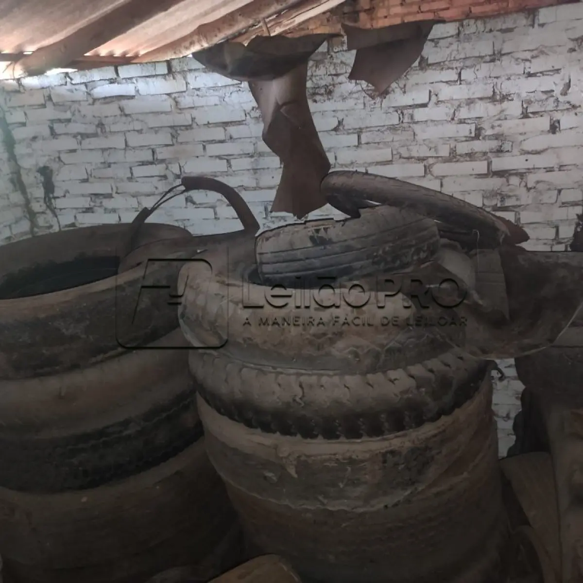 LOTE 013 - Lote de sucata de pneus, diversas marcas, modelos e bitolas e restos de ferro.