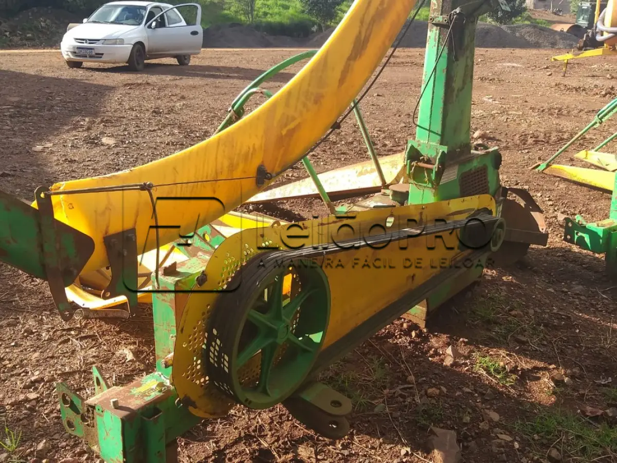 LOTE 014 - 02 (duas) Colhedoras de Forragens - Marcas: JF - Modelo: C-120 - Série: ADBJ-004862 - Cor: Verde e Amarelo