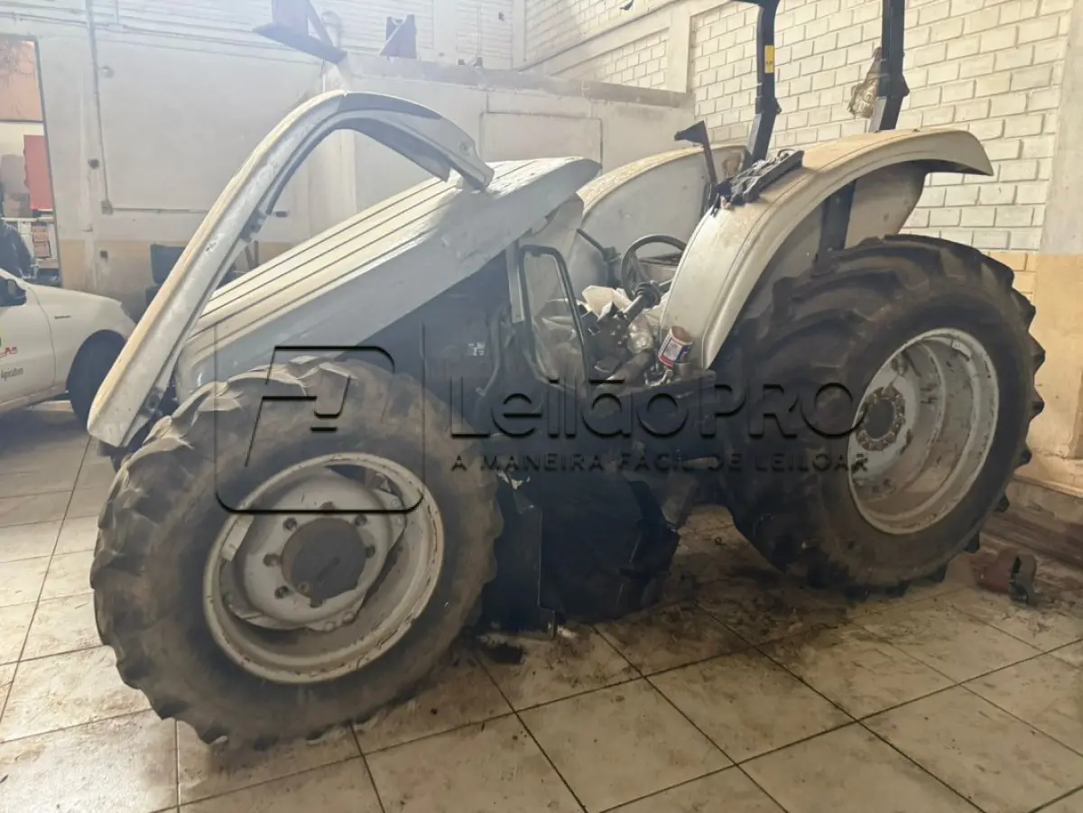 LOTE 002 - TRATOR AGRICOLA (em estado de sucata, com documento e emplacamento), MARCA AGRALE, MODELO 5085.4, COR PRATA, ANO DE FABRICAÇÃO/MODELO 2008,