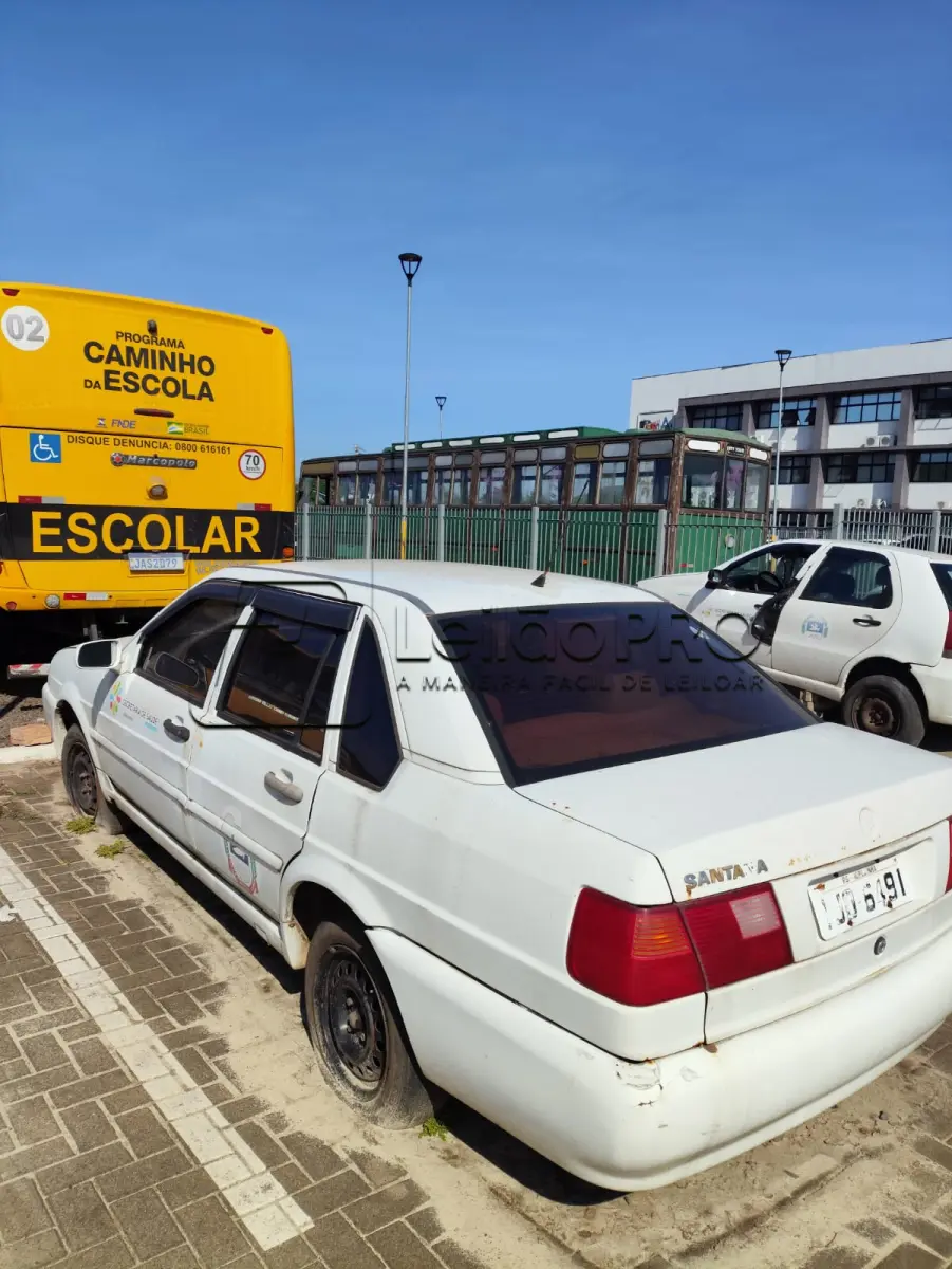 LOTE 002 - Um veiculo Santana, cor branca, ano/modelo 2000.