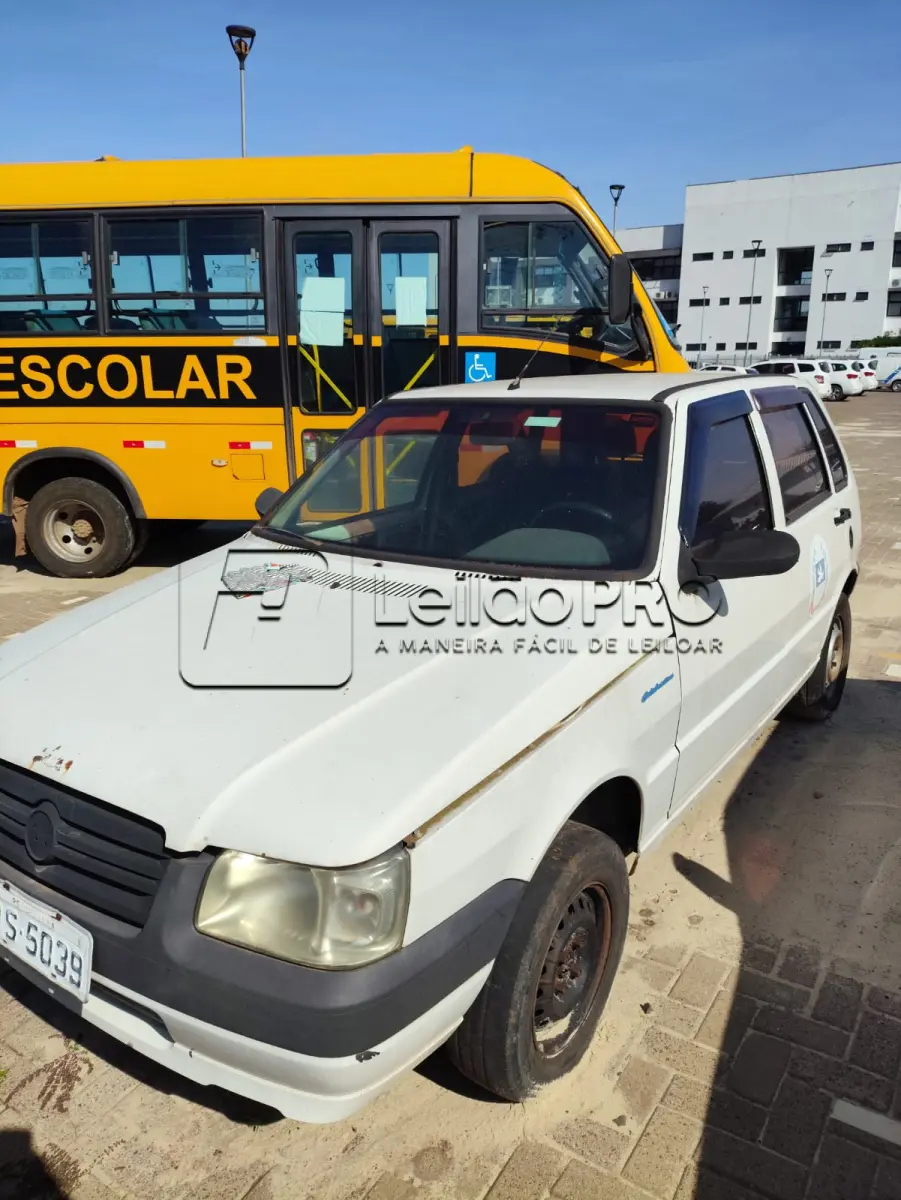 LOTE 003 - Um veículo Fiat Uno Mille, cor branca, ano/modelo 2009/2010