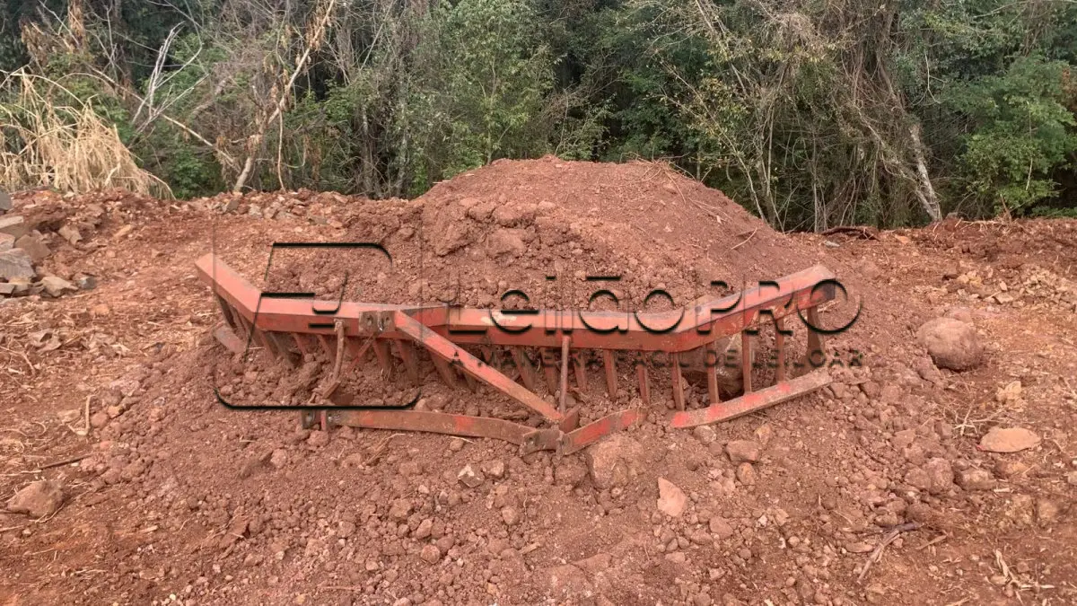 LOTE 010 - Equipamento: Arado Enleirador - Marca: JDM - Cor: Vermelha - Ano de Fabricação: 2021