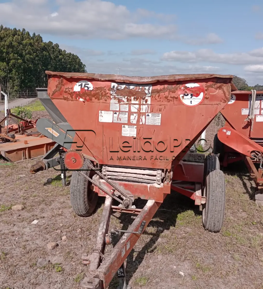 LOTE 009 - Distribuidor de Calcário - Marca: Ipacol - Capacidade: 5,5 T