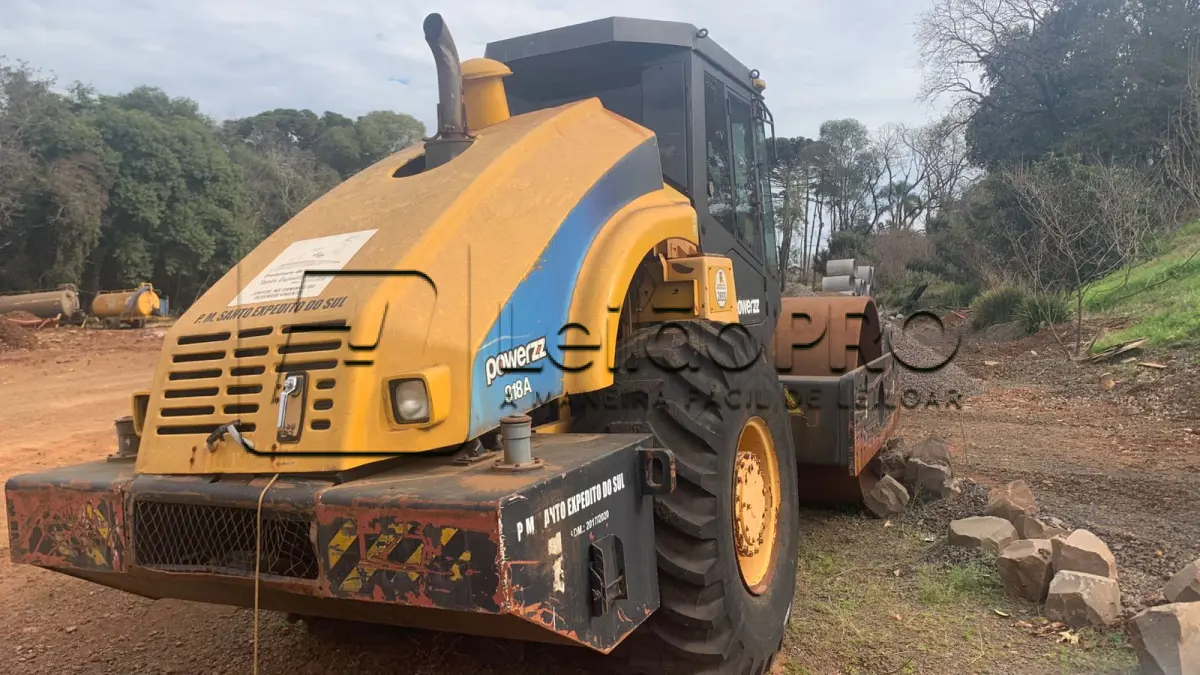 LOTE 007 - Rolo Compactador Powerzz - Modelo 818A - Ano: 03/2017 - Combustível: Diesel