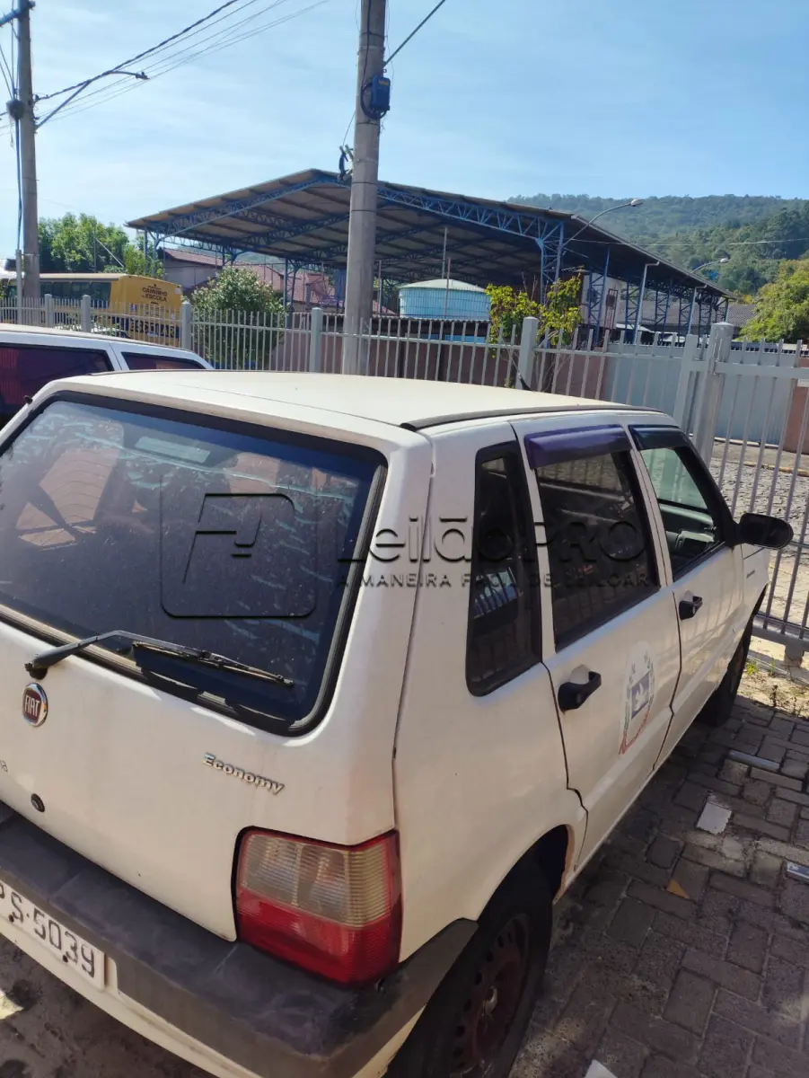 LOTE 003 - Um veículo Fiat Uno Mille, cor branca, ano/modelo 2009/2010