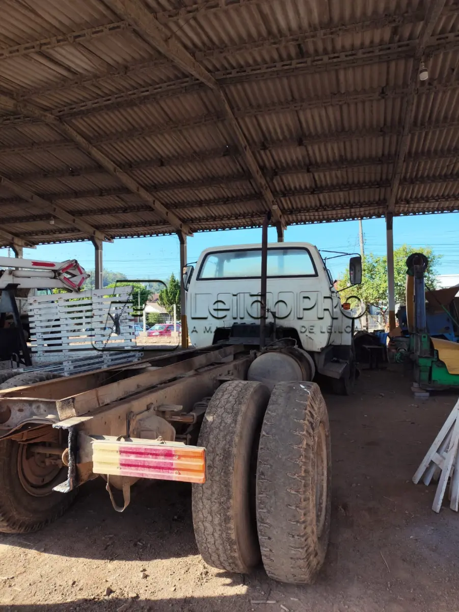 LOTE 010 - Caminhão Chevrolet, cor branca, ano/modelo 1990/1990.
