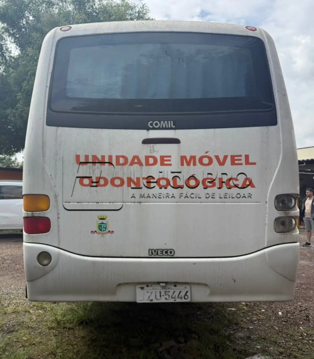 LOTE 003 - VEÍCULO MICROÔNIBUS AMBULÂNCIA, FIAT IVECO, MODELO COMIL BELLA M, DIESEL, CAP. 6,2 TON, 122 CV, COR BRANCA, ANO DE FABRICAÇÃO 2003, MODELO 2004