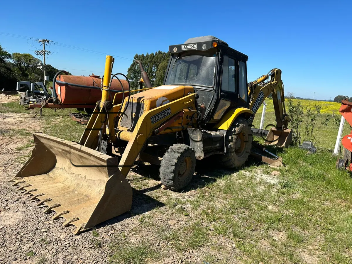 LOTE 004 - Retroescavadeira Randon cabine fechada - Motor 4.10 - 84 CV - 4X4 -  2012
