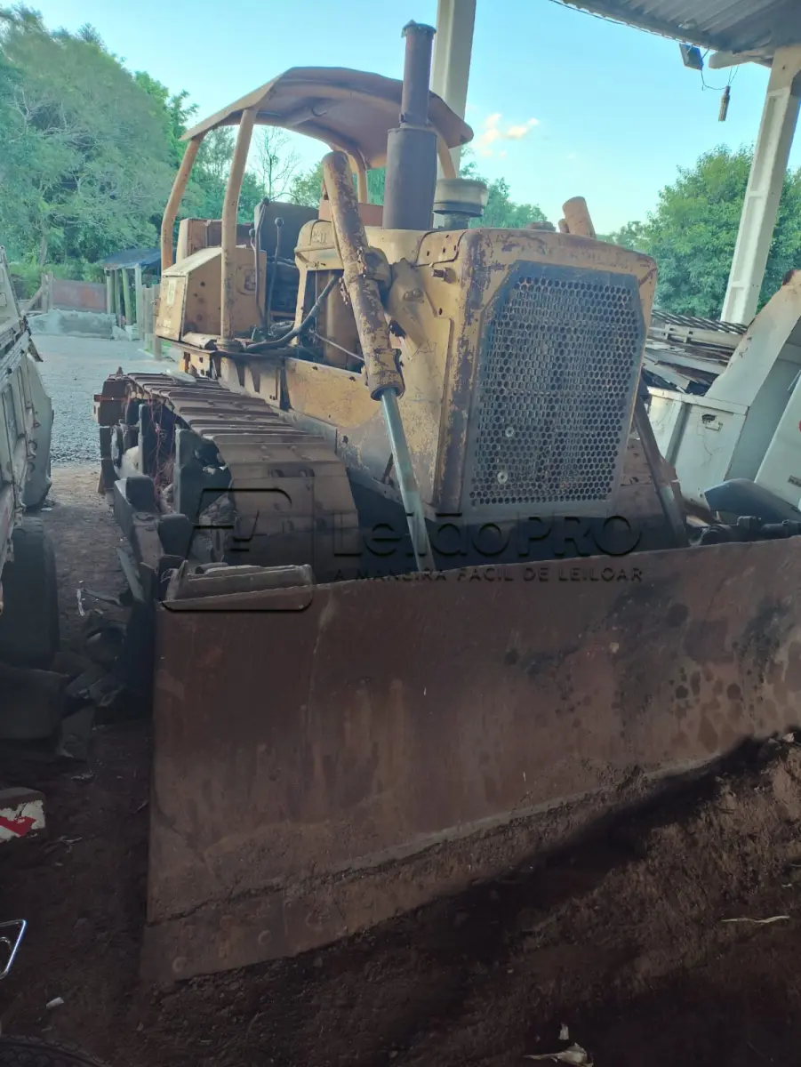 LOTE 014 - Trator esteira Caterpillar D-6 ano 1990 cor amarela, cod. patrimônio 30957, em funcionamento