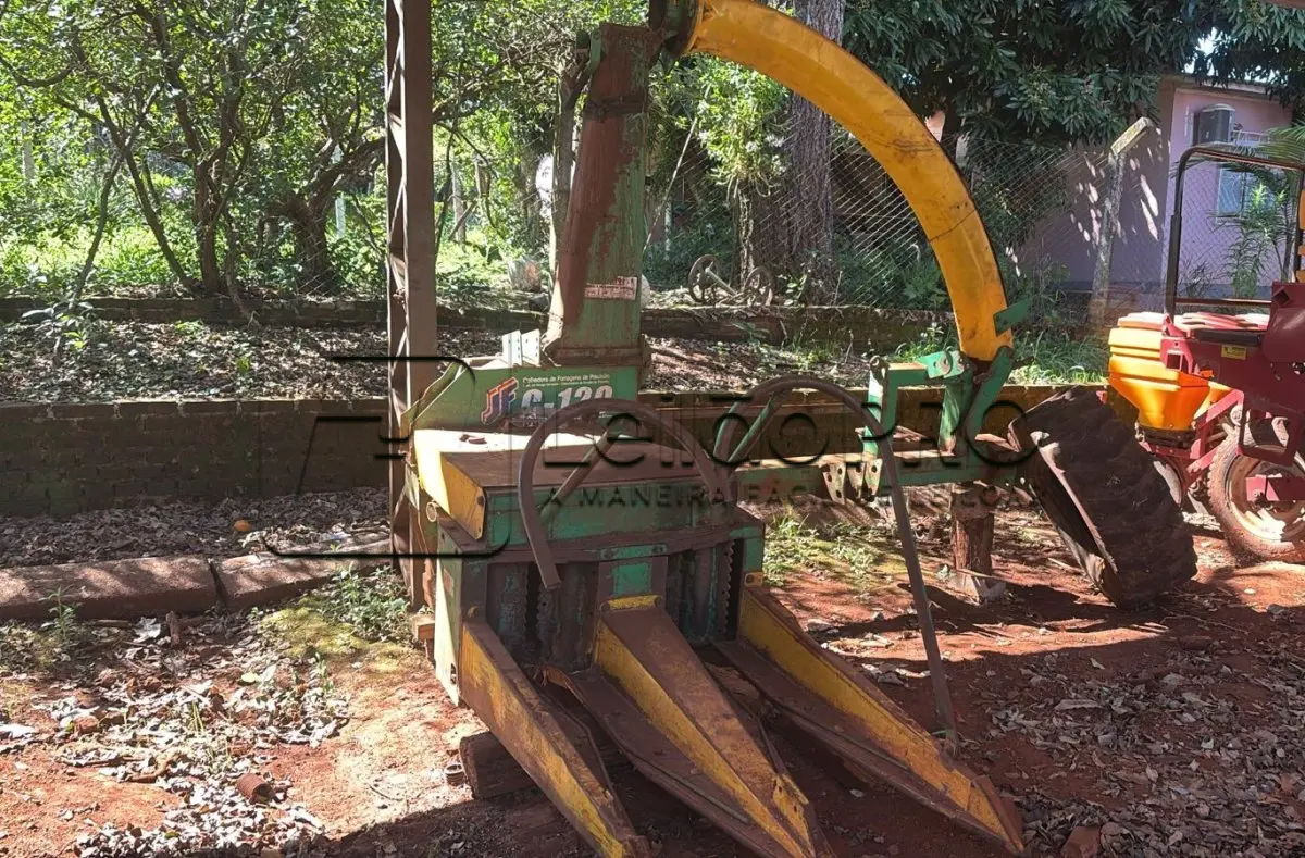 LOTE 011 - Colhedora de forragens marca JF, Modelo C 120, transmissão por correia