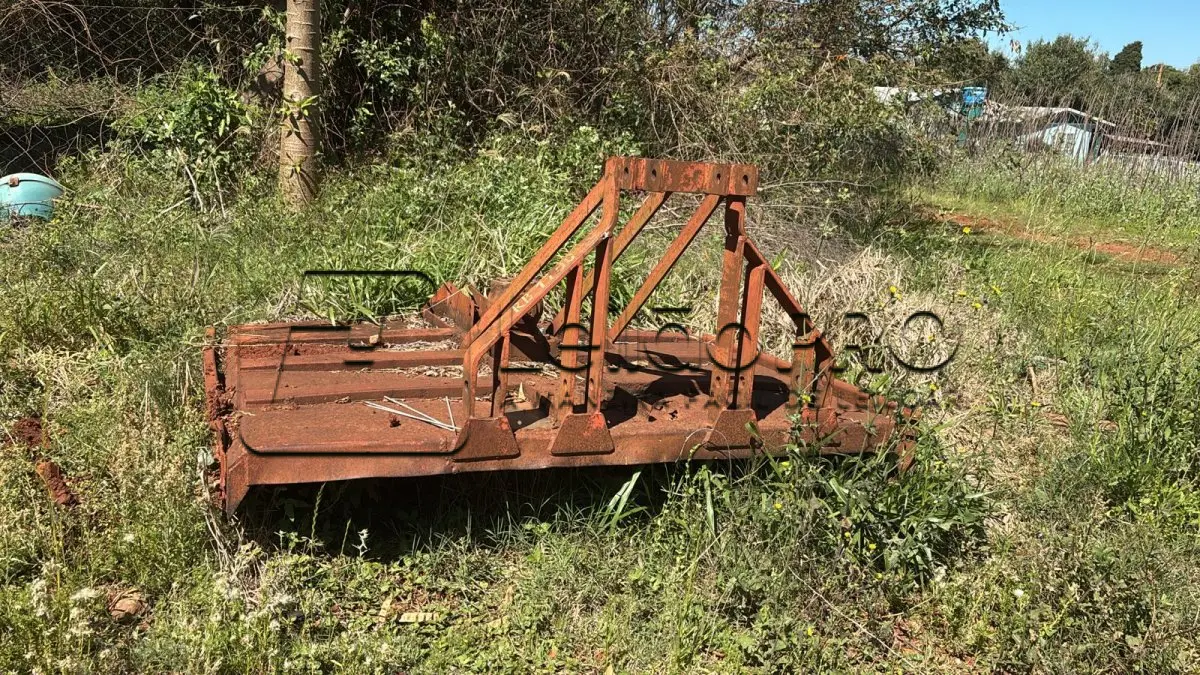 LOTE 007 - Roçadeira central marca Becker ano 2010