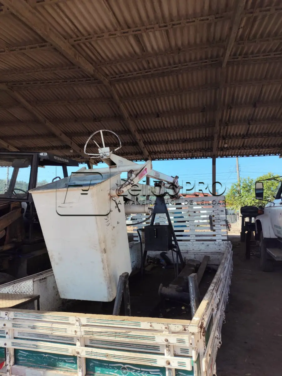 LOTE 018 - Cesto aéreo com 9.5 de alcance, não isolado com carroceria, com sapata estabilizadora, em funcionamento