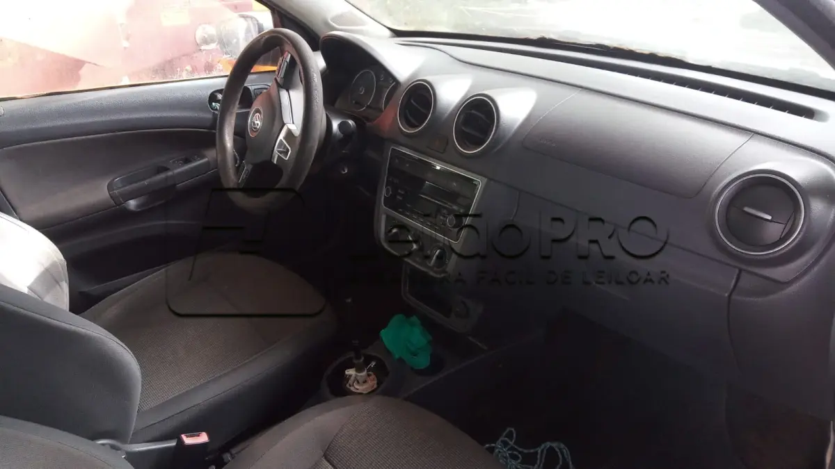 LOTE 003 - Automóvel VW/NOV VOYAGE 1.6,  2013.