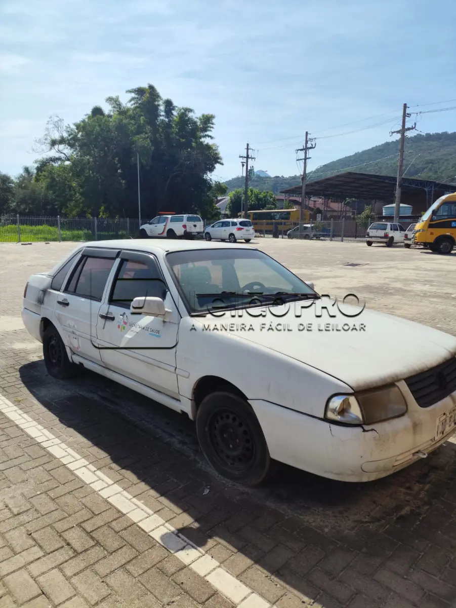 LOTE 002 - Um veiculo Santana, cor branca, ano/modelo 2000.