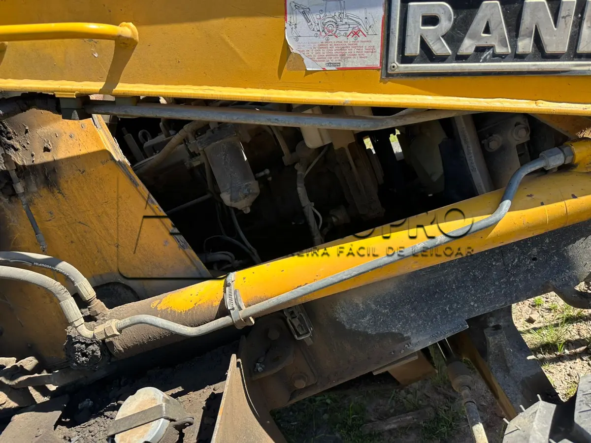 LOTE 004 - Retroescavadeira Randon cabine fechada - Motor 4.10 - 84 CV - 4X4 -  2012