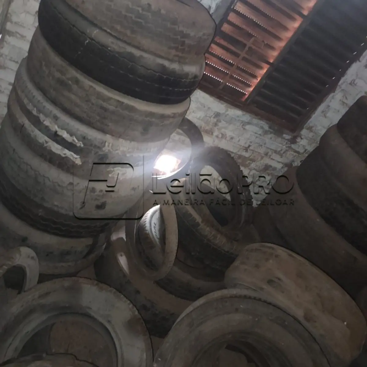 LOTE 013 - Lote de sucata de pneus, diversas marcas, modelos e bitolas e restos de ferro.