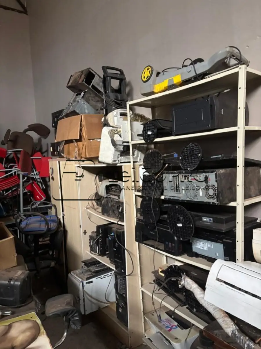 LOTE 014 - Lote de inservíveis: de informática/escritório/saúde/escola, moveis e utensílios em geral.