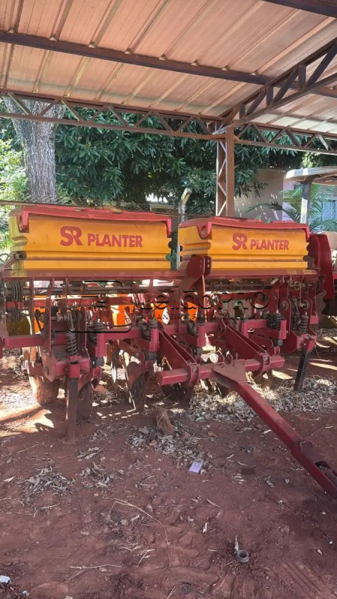 LOTE 015 - Plantadeira adubadeira de arrasto, para plantio direto, cinco linhas, para soja e milho