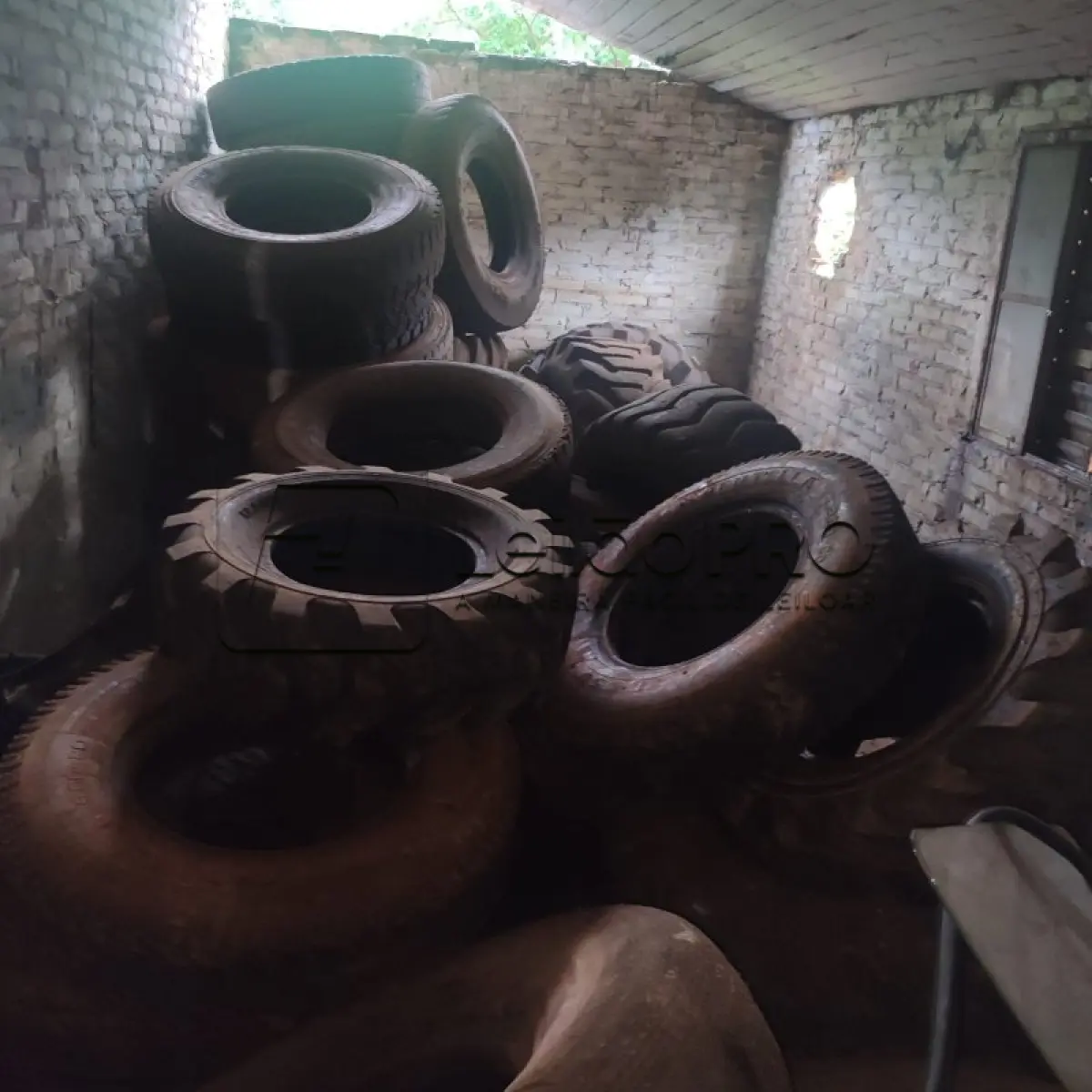 LOTE 013 - Lote de sucata de pneus, diversas marcas, modelos e bitolas e restos de ferro.