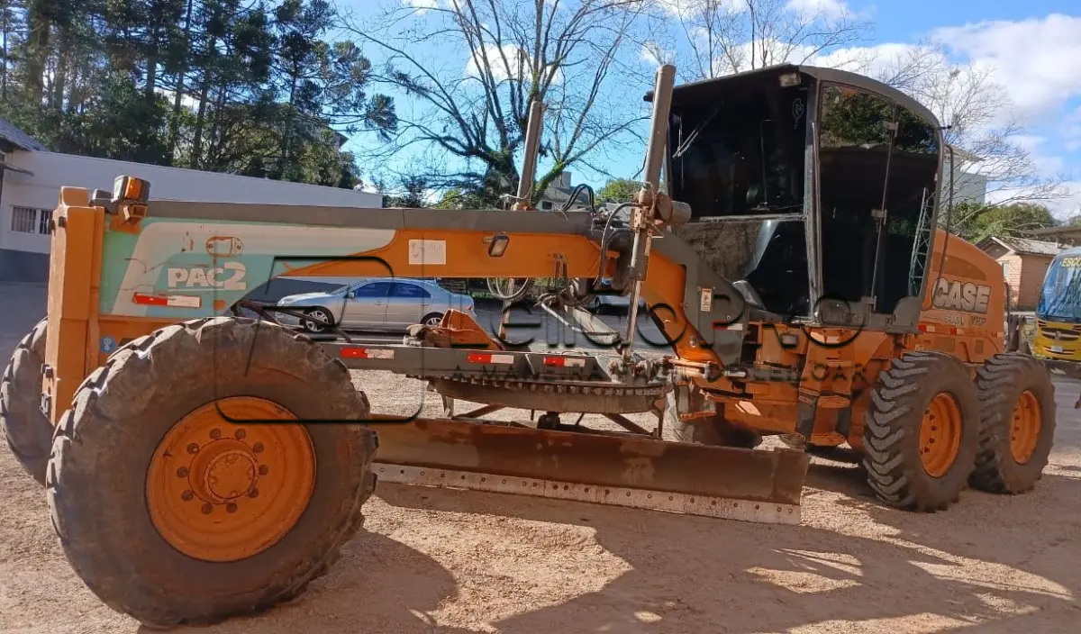 LOTE 003 - Motoniveladora cor laranja CASE, modelo 845B, 2014.