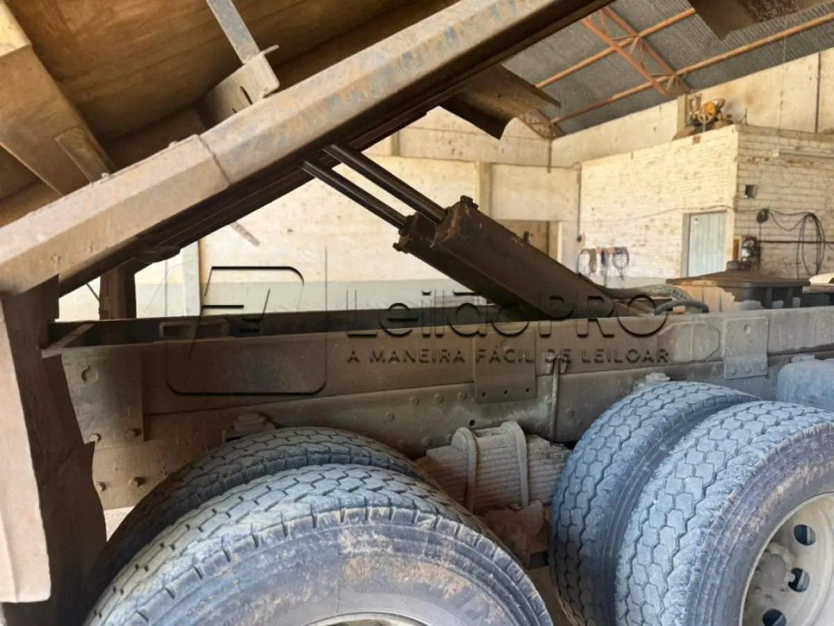 LOTE 002 - Caminhão Mercedes Benz branco Pac 2, modelo ATRON 2729 k 6x4, 2014, carroceria basculante branca.