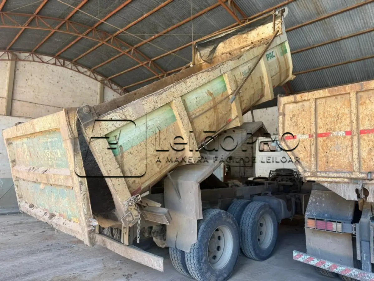 LOTE 002 - Caminhão Mercedes Benz branco Pac 2, modelo ATRON 2729 k 6x4, 2014, carroceria basculante branca.