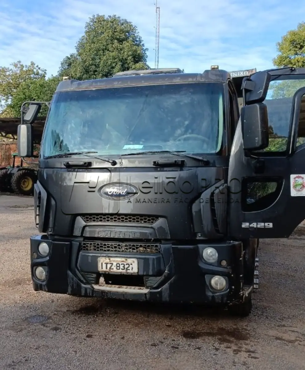 LOTE 001 - Caminhão Ford preto, modelo CARGO 2429, 2012/2013, carroceria basculante preta.