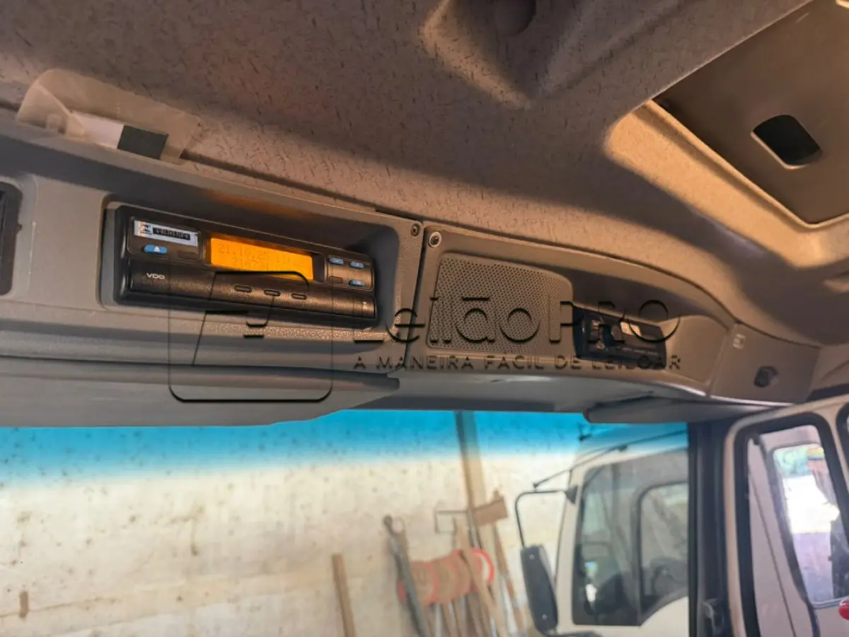 LOTE 002 - Caminhão Mercedes Benz branco Pac 2, modelo ATRON 2729 k 6x4, 2014, carroceria basculante branca.