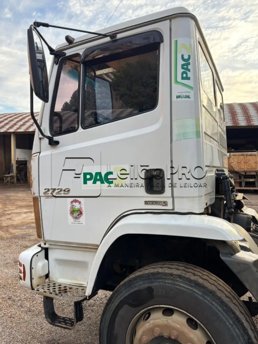 LOTE 002 - Caminhão Mercedes Benz branco Pac 2, modelo ATRON 2729 k 6x4, 2014, carroceria basculante branca.