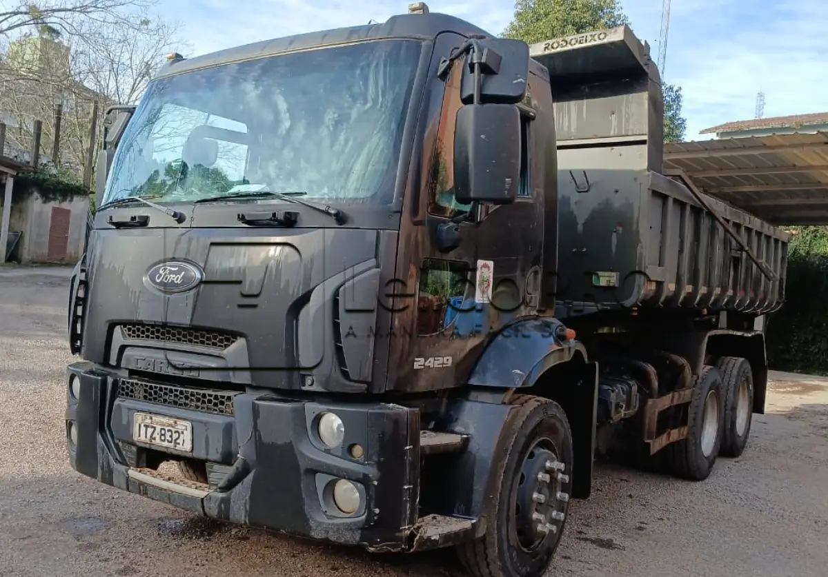 LOTE 001 - Caminhão Ford preto, modelo CARGO 2429, 2012/2013, carroceria basculante preta.