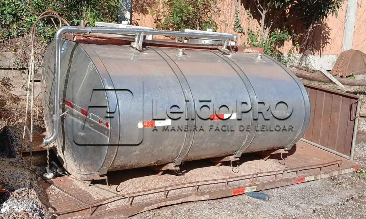 LOTE 004 - Tanque isotérmico rodoviário, tipo oval, inoxidável, marca Jardinox, capacidade de 4.000 litros.