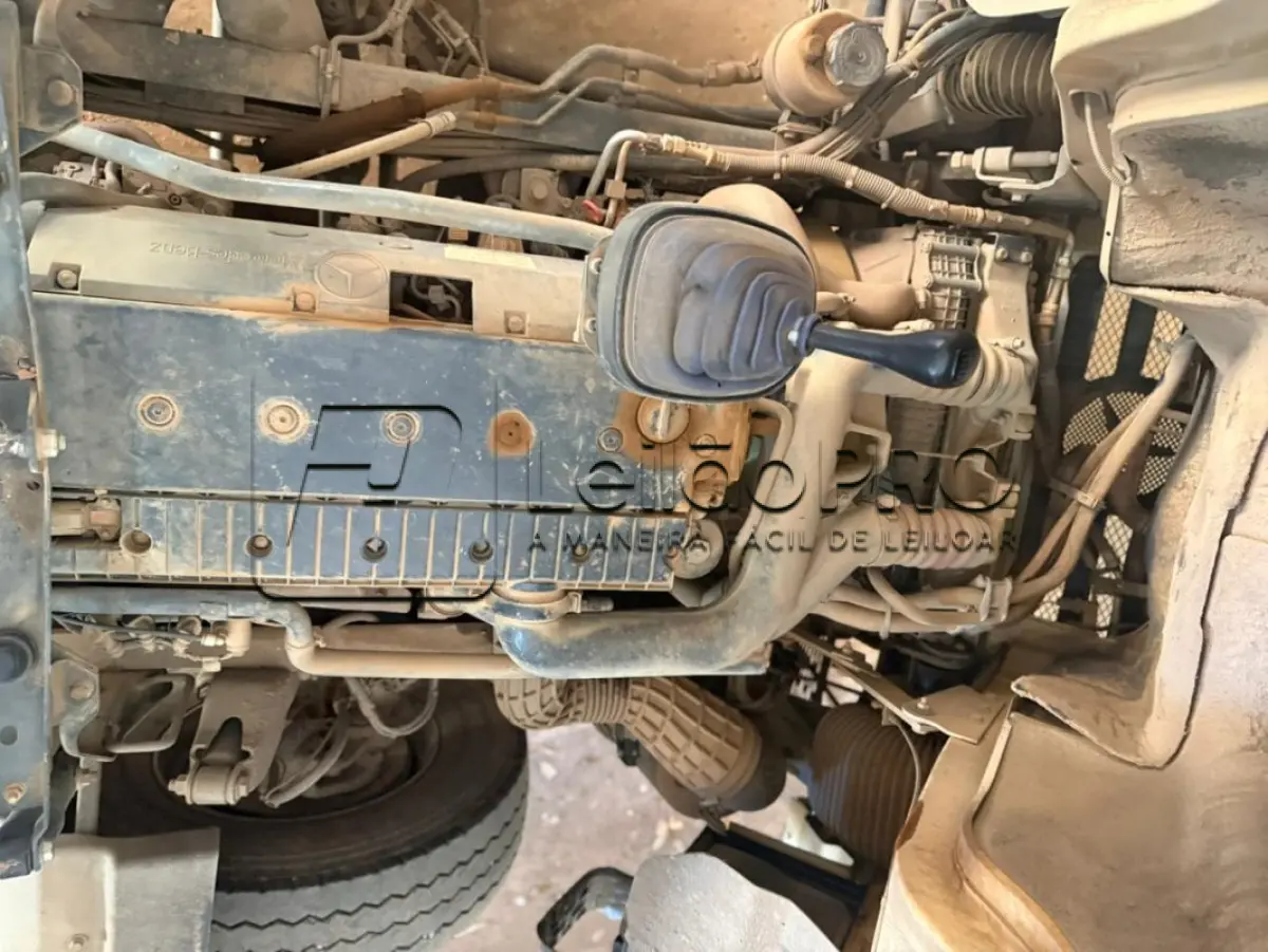 LOTE 002 - Caminhão Mercedes Benz branco Pac 2, modelo ATRON 2729 k 6x4, 2014, carroceria basculante branca.