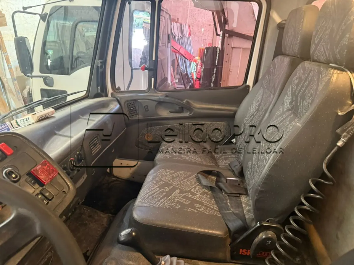 LOTE 002 - Caminhão Mercedes Benz branco Pac 2, modelo ATRON 2729 k 6x4, 2014, carroceria basculante branca.