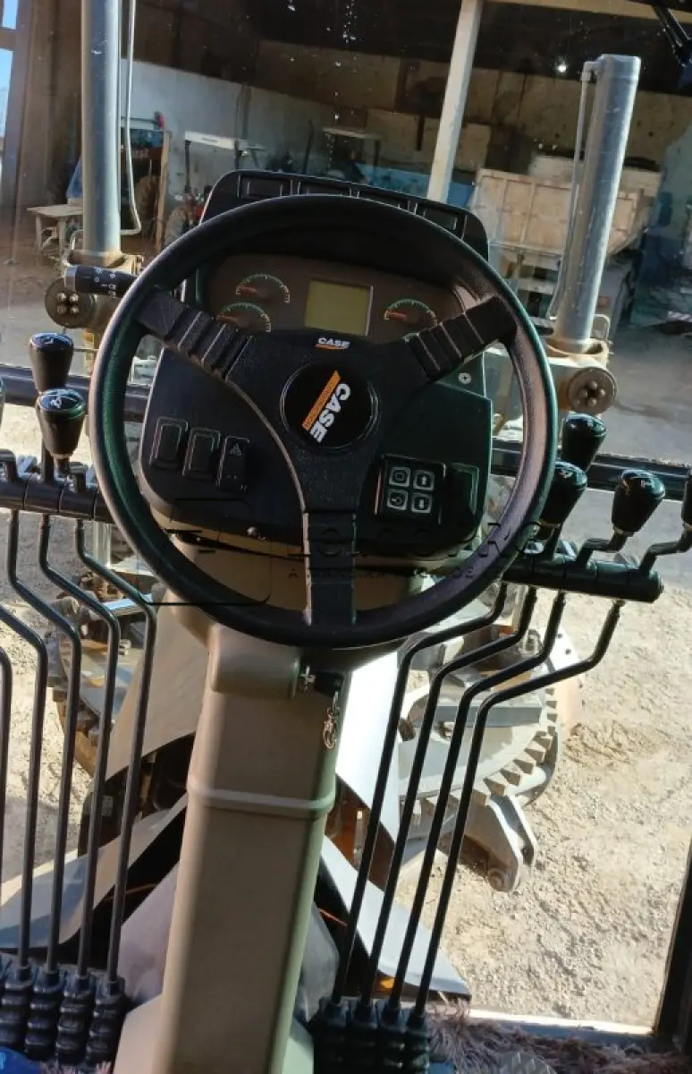 LOTE 003 - Motoniveladora cor laranja CASE, modelo 845B, 2014.